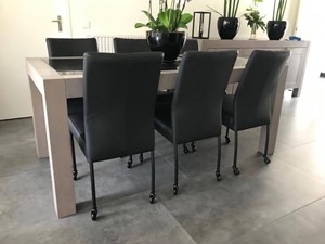 Leren eetkamerstoel comfort met wieltjes, zwart leer, zwarte keukenstoelen